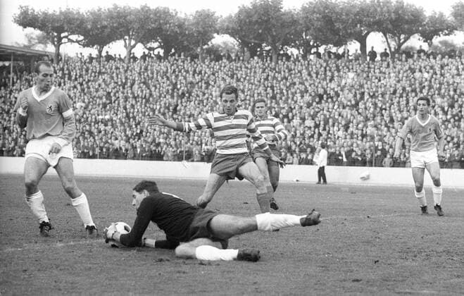 Meidericher SV - TSV 1860 München 2:3 18.09.1965. Tw. Petar Radi Radenkovic rettet vor einem Duisburger Angreifer. Li: Peter Grosser. Re. im Hintergrund: Otto Luttrop (beide 1860). HM