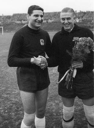 VFB Stuttgart - TSV 1860 München 0:0 12.02.1966. Torwart Petar RADI Radenkovic (1860 li.) gratuliert seinem Kollegen Günter Sawitzki (VFB) zu dessen 500. Spiel. HM