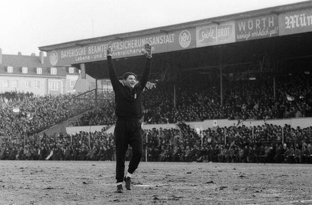 TSV 1860 München - Borussia Dortmund 2:1 11.12.1965 Torwart Petar Radenkovic jubelt HM
