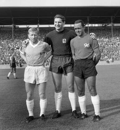 1860 München - Hannover 96 5:0 28.08.65. V.l: Zeljko Perusic, Petar Radenkovic (beide 1860) und Stefan Bena (Han 96) vor dem Spiel. HM