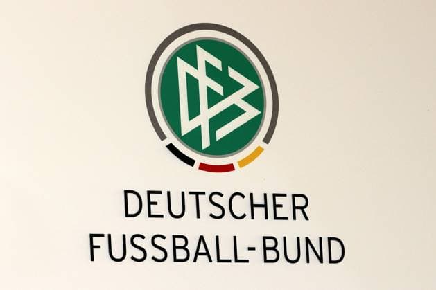 15.04.2016 Frankfurt, Messe, Congress-Center Außerordentlicher DFB Bundestag Symbolbild Logo und Schriftzug des Deutschten Fussballbundes DFB