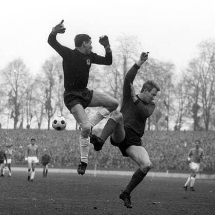 1. FC Köln - TSV 1860 München 3:1 05.03.1966 Petar Radenkovic Aktion gegen Christian Müller HM