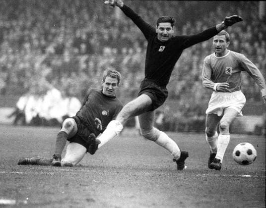 1. FC Köln - TSV 1860 München 3:1 05.03.1966 Christian Müller (Köln) schiesst gegen Petar Radenkovic und Zeljko Perusic (beide 1860) HM