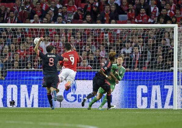 13.04.2016, Fussball Championsleague 2015 2016, Viertelfinale Rückspiel, FC Benfica Lissabon - Bayern München, Kopfballtor zum 1:0 von Raul Jimenez (2.v.li, Benfica Lissabon), Javi Martinez (FC Bayern München), David Alaba (FC Bayern München) und Torwart Manuel Neuer (FC Bayern München) kommen zu spät. 