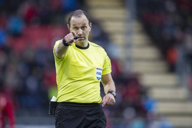 160415 Domare Jonas Eriksson under fotbollsmatchen i Allsvenskan mellan Östersund och Häcken den 15 april 2016 i Östersund.  Copyright: TOBIASxNYKÃ NEN BB160415BB406