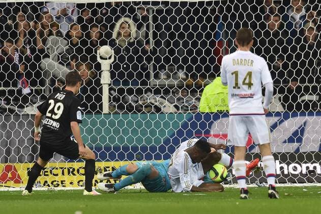 Maxwel Cornet (lyon) vs Yoan Cardinale (nice) FOOTBALL : Lyon vs Nice - Ligue 1 - 15 04 2016 FredericChambert 