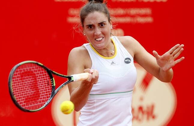Argentine tennis player Catalina Pella returns the ball against US Irina Falconi during their quarterfinal match at the Colombian Tennis Open in Bogota, Colombia, 15 April 2016. EFE Leonardo Munoz Colombian Tennis Open !ACHTUNG: NUR REDAKTIONELLE NUTZUNG!  BOG201 20160415-635963542459681818