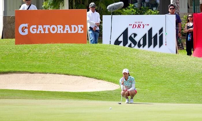 April 15, 2016 - Ai Miyazato lines up her putt on the 18th green during the third round of the Lotte Championship presented by Hershey at Ko Olina Golf Club in Kapolei, HI LPGA Golf Damen Golf 2016: Lotte Championship APR 15 - ZUMAc04_