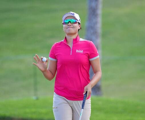 April 15, 2016 - In Gee Chun waves to the crowd after her birdie putt during the third round of the Lotte Championship presented by Hershey at Ko Olina Golf Club in Kapolei, HI LPGA Golf Damen Golf 2016: Lotte Championship APR 15 - ZUMAc04_