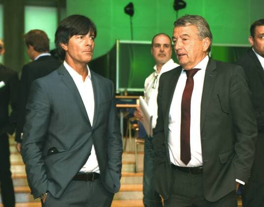 Außerordentlicher DFB-Bundestag in Frankfurt Main 15.04.2016. EX DFB-Präsident Wolfgang Niersbach (re.) und Bundestrainer Joachim Löw. HM