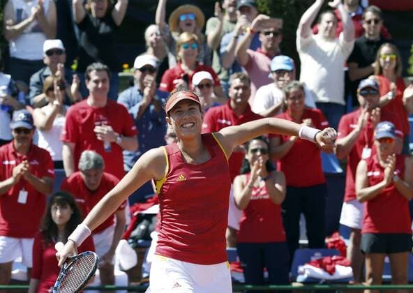 Federation Cup Spanish team s member Garbine Muguruza celebrates after defeating Italian Francesca Schiavone after their game as part of Federation Cup s World Group play-off at Lleida tennis club, northeastern Spain, 16 April 2016. Muguruza won 7-6 (4) and 6-0. Spain vs. Italy !ACHTUNG: NUR REDAKTIONELLE NUTZUNG!  20160416-635964179574776659