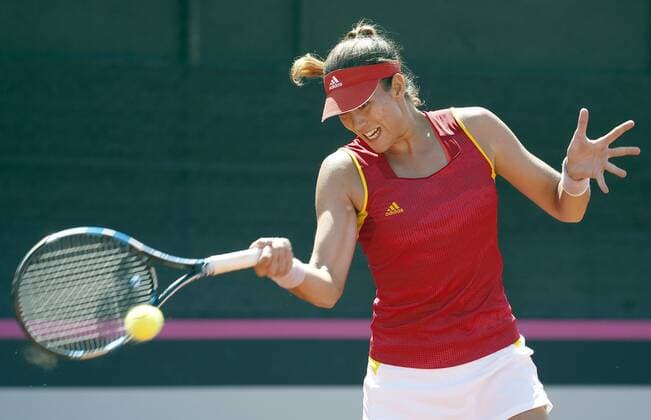 Spanish Garbine Muguruza returns the ball to Italian Francesca Schiavone during their game as part of Federation Cup s World Group play-off at Lleida tennis club, northeastern Spain, 16 April 2016. Muguruza won 7-6 (4) and 6-0. Spain vs. Italy !ACHTUNG: NUR REDAKTIONELLE NUTZUNG!  20160416-635964209965144183