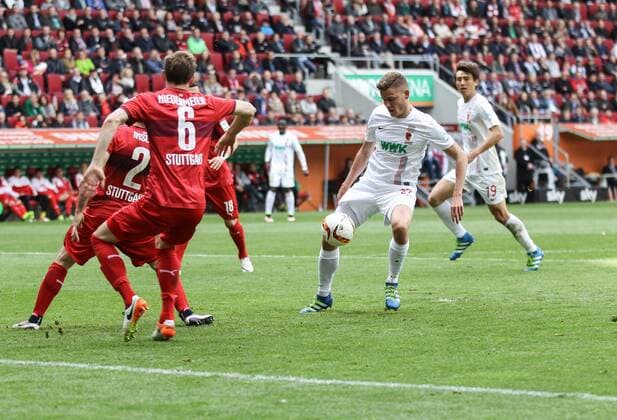 Alfred Finnbogason (FC Augsburg 27) vor seinem Torschuss zum 1:0, FC Augsburg vs. VfB Stuttgart, 30. Spieltag, 16.04.2016