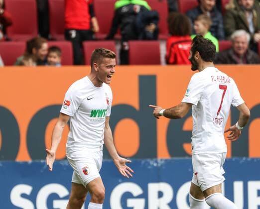 Torjubel Alfred Finnbogason (FC Augsburg 27) nach seinem Treffer zum 1:0, mit Halil Altintop (FC Augsburg 7) , FC Augsburg vs. VfB Stuttgart, 30. Spieltag, 16.04.2016