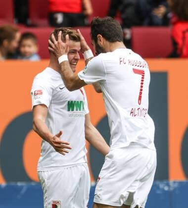 Torjubel Alfred Finnbogason (FC Augsburg 27) nach seinem Treffer zum 1:0, mit Halil Altintop (FC Augsburg 7) , FC Augsburg vs. VfB Stuttgart, 30. Spieltag, 16.04.2016