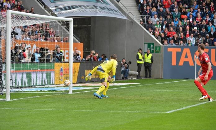 Augsburg Treffer zum 1:0 mit Przemyslaw Tyton 22 (VfB Stuttgart) beim Spiel FC Augsburg gegen den VfB Stuttgart in der 1. Fussball Bundesliga der Herren am 30. Spieltag in der Saison 2015 2016 am 16.04.2016 Copyright: hiermx xEibner-Pressefoto EP_thmr