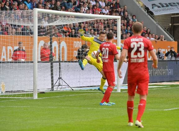 Augsburg Torwartaktion mit v.l. Przemyslaw Tyton 22 (VfB Stuttgart), Christian Gentner 20 (VfB Stuttgart), Artem Kravets 23 (VfB Stuttgart) und Ragnar Klavan 5 (FC Augsburg) beim Spiel FC Augsburg gegen den VfB Stuttgart in der 1. Fussball Bundesliga der Herren am 30. Spieltag in der Saison 2015 2016 am 16.04.2016 Copyright: hiermx xEibner-Pressefoto EP_thmr