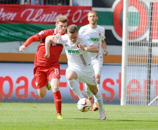 Augsburg Zweikampf zwischen v.l. Timo Werner 19 (VfB Stuttgart) und Philipp Max 31 (FC Augsburg) beim Spiel FC Augsburg gegen den VfB Stuttgart in der 1. Fussball Bundesliga der Herren am 30. Spieltag in der Saison 2015 2016 am 16.04.2016 Copyright: hiermx xEibner-Pressefoto EP_thmr