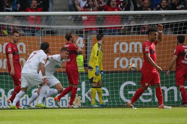 Samstag, 16.04.2016, 1. Bundesliga, Saison 2015 2016, 30. Spieltag in Augsburg, FC Augsburg - VfB Stuttgart, Torjubel bei Halil Altintop ( 7, FC Augsburg) und Torschuetze Alfred Finnbogason ( 27, FC Augsburg) v.l. und Enttaeuschung bei Florian Klein ( 16, VFB Stuttgart), Georg Niedermeier( 6, VFB Stuttgart), Torhueter Przemyslaw Tyton ( 22, VFB Stuttgart) und Daniel Didavi ( 10, VFB Stuttgart) v.l. DeFodi501