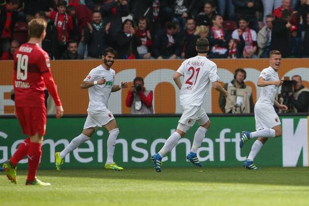 Samstag, 16.04.2016, 1. Bundesliga, Saison 2015 2016, 30. Spieltag in Augsburg, FC Augsburg - VfB Stuttgart, Torjubel bei Torschjuetze Alfred Finnbogason ( 27, FC Augsburg), Dominik Kohr ( 21, FC Augsburg) und Halil Altintop ( 7, FC Augsburg) v.r. DeFodi501