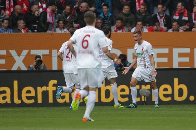 Samstag, 16.04.2016, 1. Bundesliga, Saison 2015 2016, 30. Spieltag in Augsburg, FC Augsburg - VfB Stuttgart, Torjubel bei Torschuetze Alfred Finnbogason ( 27, FC Augsburg) re. DeFodi501