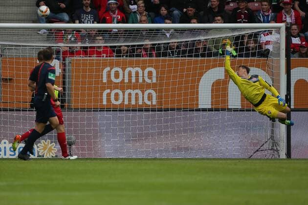 Samstag, 16.04.2016, 1. Bundesliga, Saison 2015 2016, 30. Spieltag in Augsburg, FC Augsburg - VfB Stuttgart, Torhueter Przemyslaw Tyton ( 22, VFB Stuttgart) haette sich bei einer Direktabnahme von Halil Altintop ( 7, FC Augsburg) (nicht im Bild) vergebens gestreckt DeFodi501