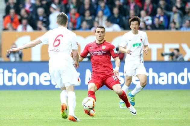 Augsburg Jeffrey Gouweleeuw ( FC Augsburg ) Filip Kostic ( VfB Stuttgart ) Ja-Cheol Koo ( FC Augsburg ), FC Augsburg vs. VfB Stuttgart, Fussball, 1.Bundesliga, 16.04.2016, Copyright: Langerx xEibner-Pressefoto EP_HLR