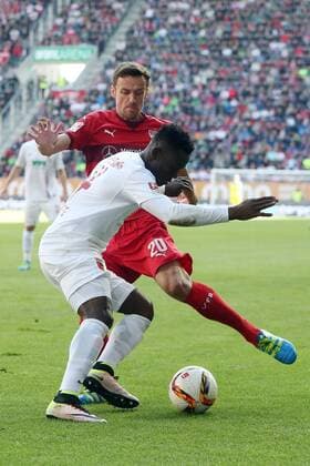 Augsburg Daniel Opare ( FC Augsburg ) Christian Gentner ( VfB Stuttgart ), FC Augsburg vs. VfB Stuttgart, Fussball, 1.Bundesliga, 16.04.2016, Copyright: Langerx xEibner-Pressefoto EP_HLR