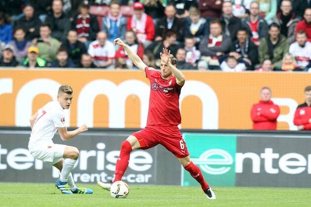 Augsburg Alfred Finnbogason ( FC Augsburg ) Georg Niedermeier ( VfB Stuttgart ), FC Augsburg vs. VfB Stuttgart, Fussball, 1.Bundesliga, 16.04.2016, Copyright: Langerx xEibner-Pressefoto EP_HLR