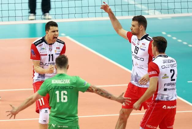 Volleyball, Champions League, Final 4 in Krakau KRAKOW , TAURON ARENA 16.04.2016 RADOSC CELEBRATION FABIAN DRZYZGA ( ASSECO ) KRZYSZTOF IGNACZAK ( ASSECO ) RUSSELL HOLMES ( ASSECO ) THOMAS JAESCHKE ( ASSECO ) 16.04.2016 VOLLEYBALL MEN S CEV DENIZBANK CHAMPIONS LEAGUE FINAL FOUR SEMI-FINAL ASSECO RESOVIA RZESZOW - ZENIT KAZAN SEASON 2015 2016  160416MIN012