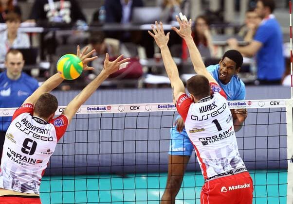Volleyball, Champions League, Final 4 in Krakau KRAKOW , TAURON ARENA 16.04.2016 DMYTRO PASHYTSKYY ( ASSECO ) BARTOSZ KUREK ( ASSECO ) WILFREDO LEON ( ZENIT ) 16.04.2016 VOLLEYBALL MEN S CEV DENIZBANK CHAMPIONS LEAGUE FINAL FOUR SEMI-FINAL ASSECO RESOVIA RZESZOW - ZENIT KAZAN SEASON 2015 2016 MICHAL NOWAK NEWSPIX.PL --- Newspix.pl  160416MIN013
