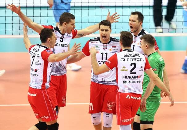 Volleyball, Champions League, Final 4 in Krakau KRAKOW , TAURON ARENA 16.04.2016 RADOSC ALEH AKHREM ( ASSECO ) DMYTRO PASHYTSKYY ( ASSECO ) FABIAN DRZYZGA ( ASSECO ) THOMAS JAESCHKE ( ASSECO ) BARTOSZ KUREK ( ASSECO ) KRZYSZTOF IGNACZAK ( ASSECO ) 16.04.2016 VOLLEYBALL MEN S CEV DENIZBANK CHAMPIONS LEAGUE FINAL FOUR SEMI-FINAL ASSECO RESOVIA RZESZOW - ZENIT KAZAN SEASON 2015 2016 MICHAL NOWAK NEWSPIX.PL --- Newspix.pl  160416MIN015