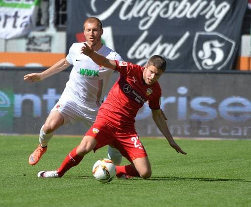 Augsburg Zweikampf zwischen v.l. Ragnar Klavan 5 (FC Augsburg) und Artem Kravets 23 (VfB Stuttgart) beim Spiel FC Augsburg gegen den VfB Stuttgart in der 1. Fussball Bundesliga der Herren am 30. Spieltag in der Saison 2015 2016 am 16.04.2016 Copyright: Hiermx xEibner-Pressefoto EP_thmr