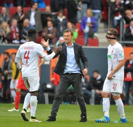 Augsburg Jubel zum Sieg mit v.l. Daniel Opare 4 (FC Augsburg) Markus Weinzierl, Trainer des FC Augsburg und Dominik Kohr 21 (FC Augsburg) beim Spiel FC Augsburg gegen den VfB Stuttgart in der 1. Fussball Bundesliga der Herren am 30. Spieltag in der Saison 2015 2016 am 16.04.2016 Copyright: Hiermx xEibner-Pressefoto EP_thmr