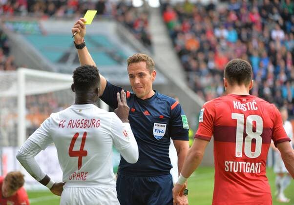 Augsburg Schiedsrichter Tobias Stieler zeigt Daniel Opare 4 (FC Augsburg) die gelbe Karte beim Spiel FC Augsburg gegen den VfB Stuttgart in der 1. Fussball Bundesliga der Herren am 30. Spieltag in der Saison 2015 2016 am 16.04.2016 Copyright: Hiermx xEibner-Pressefoto EP_thmr