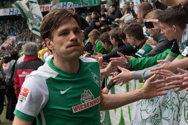 GER, 1.FBL. Werder Bremen vs VFL Wolfsburg 16.04.2016, Weser Stadion, Bremen, GER, 1.FBL. Werder Bremen vs VFL Wolfsburg, im Bild Clemens Fritz (Bremen 8) nach demn Spiel bei den Fans Sieg Jubel glücklich zufrieden nphxKokenge