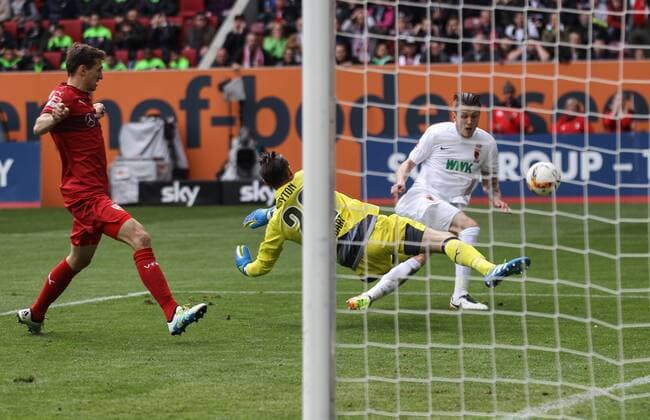 Torschuss, Torchance für Jeffrey Gouweleeuw (FC Augsburg 6) gegen Przemyslaw Tyton (Torwart VfB Stuttgart), FC Augsburg vs. VfB Stuttgart, 30. Spieltag, 16.04.2016