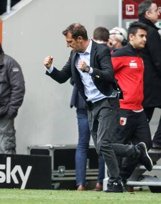 Jubel nach dem Schlusspfiff, Markus Weinzierl (Trainer FC Augsburg) ballt die Fäuste, FC Augsburg vs. VfB Stuttgart, 30. Spieltag, 16.04.2016