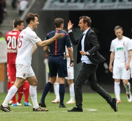 Jubel nach dem Schlusspfiff, Markus Weinzierl (Trainer FC Augsburg) mit Christoph Janker (FC Augsburg 16), FC Augsburg vs. VfB Stuttgart, 30. Spieltag, 16.04.2016