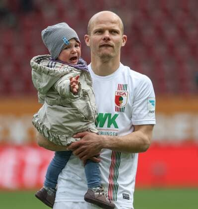 nicht jeder war erfreut über den Heimsieg; Tobias Werner (FC Augsburg 13) mit Tochter auf dem Arm, FC Augsburg vs. VfB Stuttgart, 30. Spieltag, 16.04.2016