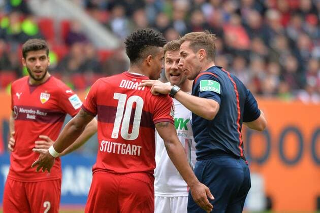 Augsburg Diskussion zwischen Daniel Didavi 10 (VfB Stuttgart), Daniel Baier 10 (FC Augsburg) und Schiedsrichter Tobias Stieler beim Spiel FC Augsburg gegen den VfB Stuttgart in der 1. Fussball Bundesliga der Herren am 30. Spieltag in der Saison 2015 2016 am 16.04.2016 Copyright: Hermx Eibner-Pressefoto EP_thmr