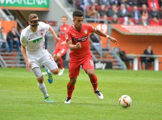 Augsburg Zweikampf zwischen v.l. Dominik Kohr 21 (FC Augsburg) und Daniel Didavi 10 (VfB Stuttgart) beim Spiel FC Augsburg gegen den VfB Stuttgart in der 1. Fussball Bundesliga der Herren am 30. Spieltag in der Saison 2015 2016 am 16.04.2016 Copyright: Hermx Eibner-Pressefoto EP_thmr