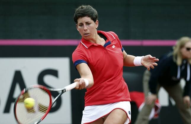 Federation Cup Spanish team s member Carla Suarez returns the ball to Italian Roberta Vinci during their game as part of Federation Cup s World Group play-off at Lleida tennis club, northeastern Spain, 16 April 2016. Carla won 6-1 and 6-1. Spain vs. Italy !ACHTUNG: NUR REDAKTIONELLE NUTZUNG!  20160416-635964275835053766