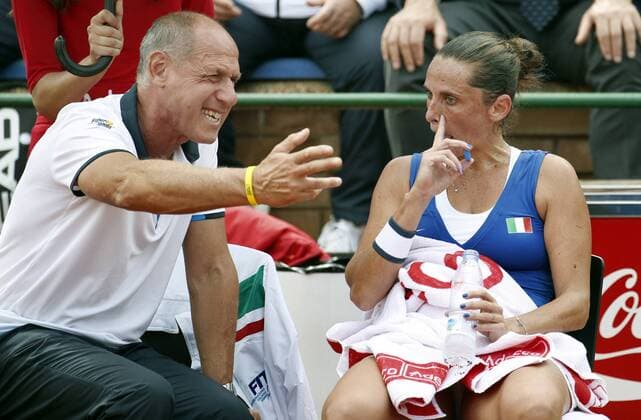 Italian Roberta Vinci (R) chats with the captain of the team Corrado Varazzutti (L) during their game against Spanish Carla Suarez as part of Federation Cup s World Group play-off at Lleida tennis club, northeastern Spain, 16 April 2016. Carla won 6-1 and 6-1. Spain vs. Italy !ACHTUNG: NUR REDAKTIONELLE NUTZUNG!  20160416-635964277892069766