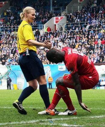 FC Hansa Rostock - VfB Stuttgart II Deutschland, Rostock, 16.04.2016, Fussball, 3.Liga, Saison 2015 2016, 34. Spieltag, FC Hansa Rostock - VfB Stuttgart II (2:0): v.l. Bibiana Steinhaus (Schiedsrichterin), Stephen Sama (VfB Stuttgart II).