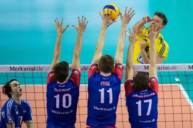 16.04.2016, Fraport Arena, Frankfurt Volleyball, Bundesliga Maenner, Play-offs Halbfinale, United Volleys RheinMain vs. VfB Friedrichshafen Block Dreierblock Moritz Reichert ( 10 RheinMain), Tobias Krick ( 11 RheinMain), Jan Zimmermann ( 17 RheinMain) - Angriff Björn Bjoern Andrae ( 8 Friedrichshafen)