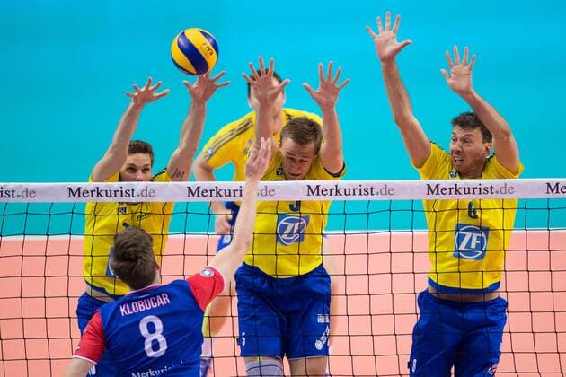 16.04.2016, Fraport Arena, Frankfurt Volleyball, Bundesliga Maenner, Play-offs Halbfinale, United Volleys RheinMain vs. VfB Friedrichshafen Angriff Jan Klobucar ( 8 RheinMain) - Block Dreierblock Simon Tischer ( 10 Friedrichshafen), Alexey Nalobin ( 5 Friedrichshafen), Björn Bjoern Andrae ( 8 Friedrichshafen)
