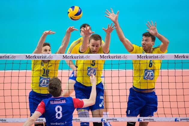 16.04.2016, Fraport Arena, Frankfurt Volleyball, Bundesliga Maenner, Play-offs Halbfinale, United Volleys RheinMain vs. VfB Friedrichshafen Angriff Jan Klobucar ( 8 RheinMain) - Block Dreierblock Simon Tischer ( 10 Friedrichshafen), Alexey Nalobin ( 5 Friedrichshafen), Björn Bjoern Andrae ( 8 Friedrichshafen)