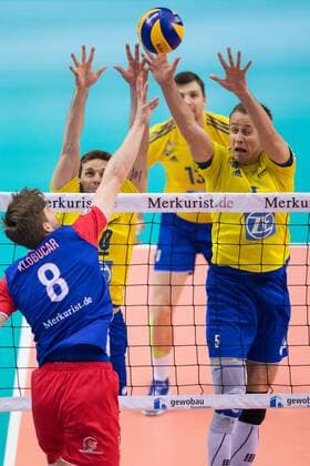 16.04.2016, Fraport Arena, Frankfurt Volleyball, Bundesliga Maenner, Play-offs Halbfinale, United Volleys RheinMain vs. VfB Friedrichshafen Angriff Jan Klobucar ( 8 RheinMain) - Block Doppelblock Simon Tischer ( 10 Friedrichshafen), Alexey Nalobin ( 5 Friedrichshafen)