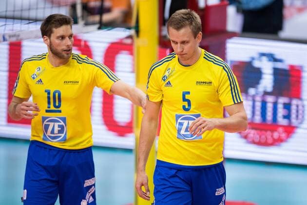 16.04.2016, Fraport Arena, Frankfurt Volleyball, Bundesliga Maenner, Play-offs Halbfinale, United Volleys RheinMain vs. VfB Friedrichshafen Simon Tischer ( 10 Friedrichshafen), Alexey Nalobin ( 5 Friedrichshafen) enttäuscht enttaeuscht traurig